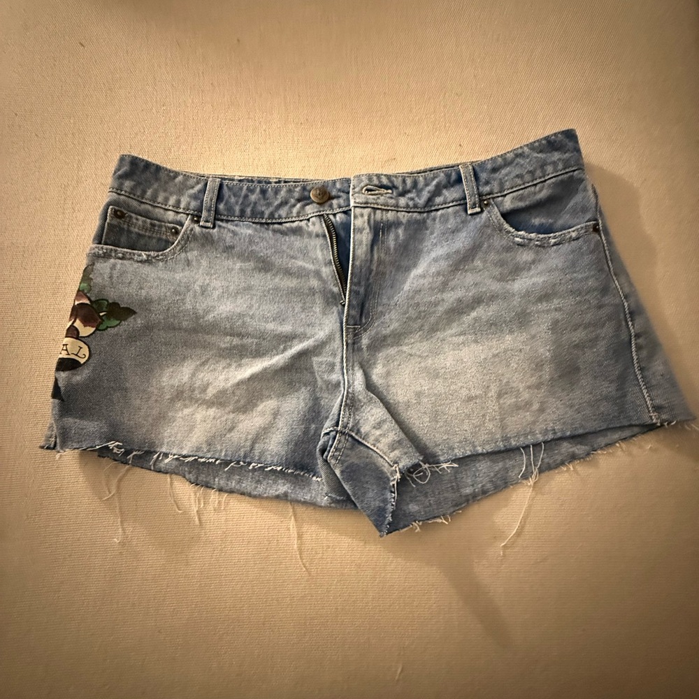 Ed hardy shorts size 30 on the waist , great condition only wore once